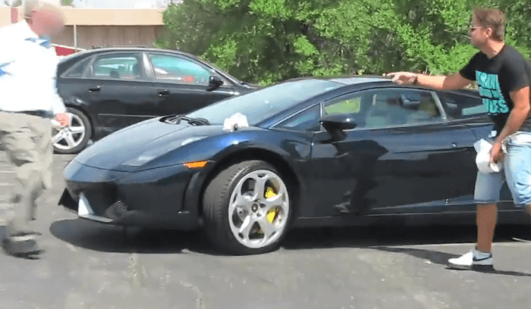 Un caca sur une Lamborghini qui fait mal.